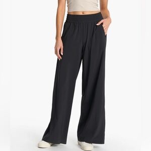 Vuori Villa wide-leg pant. Size xs. Length long. Black